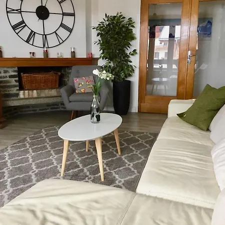 Appartement Jangilau - Large, Triple Aspect In